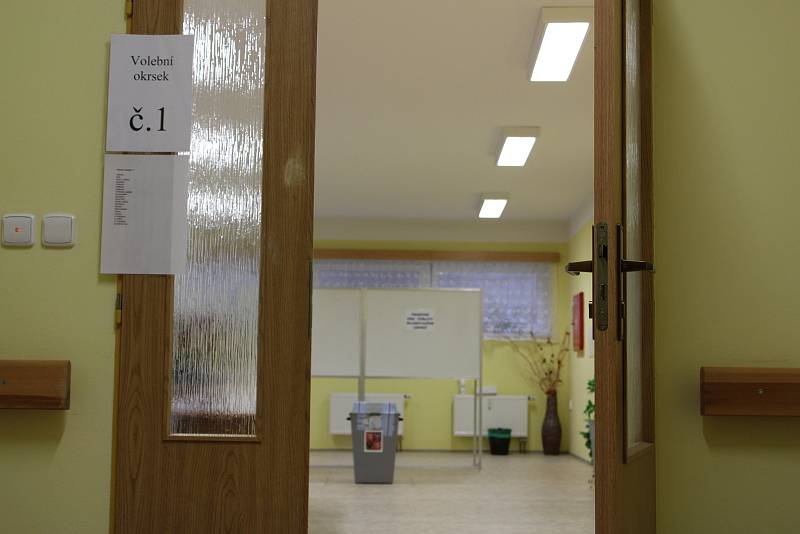 Snímky byly pořízeny ve volebních místnostech v Chrast – domově pro seniory a na Obecním úřadu ve Vrbatově Kostelci.
