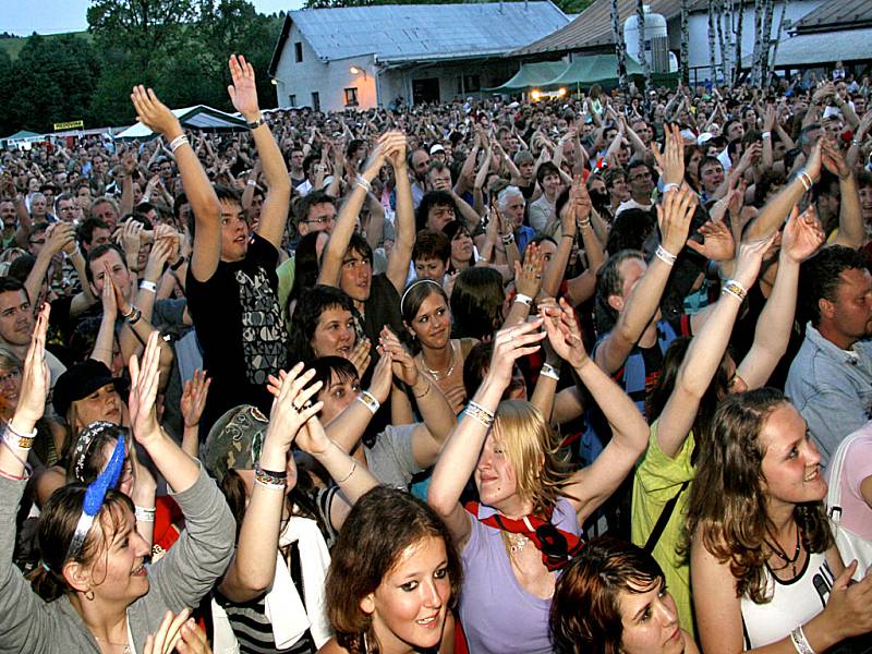 Léto s Rychtářem 2008 zahájil společný koncert kapel Divokej Bill a Čechomor. Vystoupení v hlineckém amfiteátru bylo závěrečnou akcí jejich společného turné "10, 20 connection".