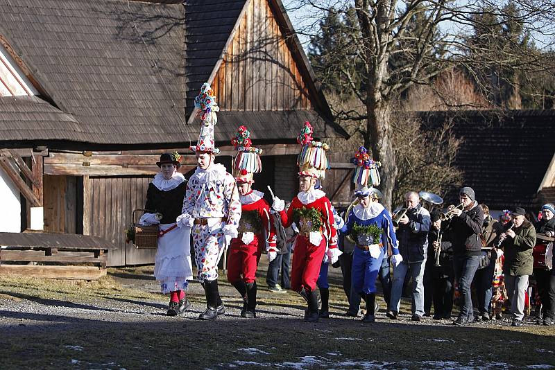 Ve skanzenu na Veselém Kopci předvedli tradiční masopustní obchůzku maškary ze Studnic u Hlinska.