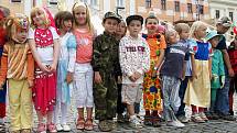 Děti i dospělí se bavili karnevalem na náměstí.