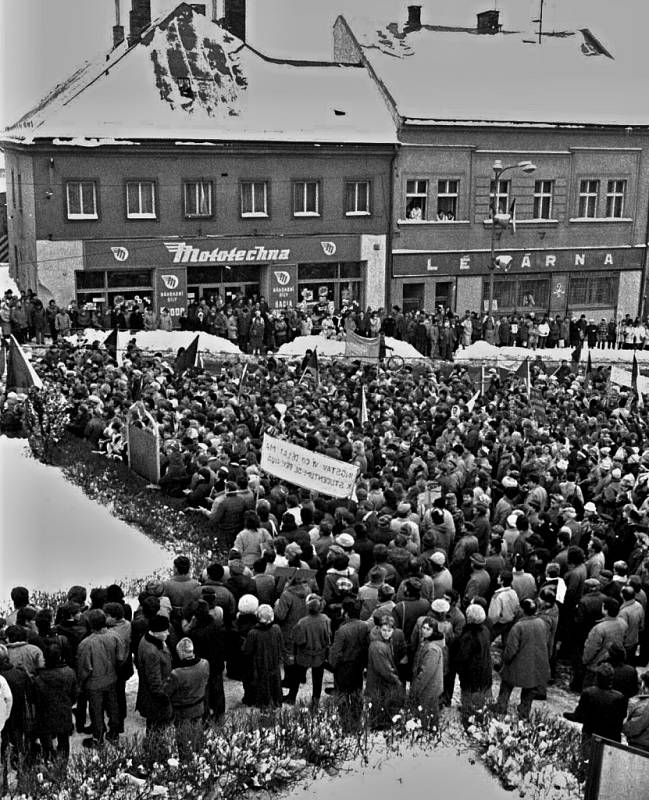 17. listopad 1989: Demonstranti v Hlinsku zaplnili celé náměstí.