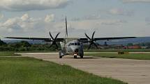 Den třetí - seskoky - soutěžící nabralo na pardubickém letišti letadlo C-295M CASA