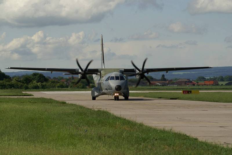 Den třetí - seskoky - soutěžící nabralo na pardubickém letišti letadlo C-295M CASA