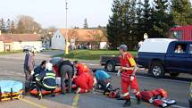 Při srážce motorky a osobního vozu na silnici I/34 z Hlinska na Krounu byly dvě osoby těžce zraněny.