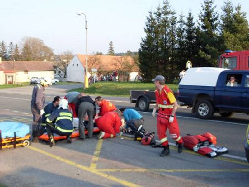 Při srážce motorky a osobního vozu na silnici I/34 z Hlinska na Krounu byly dvě osoby těžce zraněny.