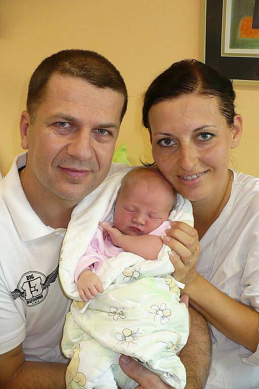 TEREZA KUCHAROVÁ z Pardubic potěšila rodiče Lenku a Petra Kucharovy svým narozením na porodním sále 7. srpna ve 13:15 s váhou 3,5 kilogramu a délkou 51 centimetrů.