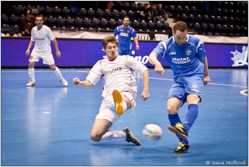 Elitní skupina UEFA Futsal Cupu: Era-Pack Chrudim porazil rumunský Targu Mures 9:1.