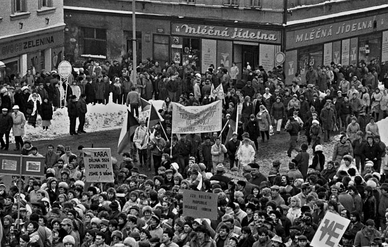 17. listopad 1989: Demonstranti v Hlinsku zaplnili celé náměstí.