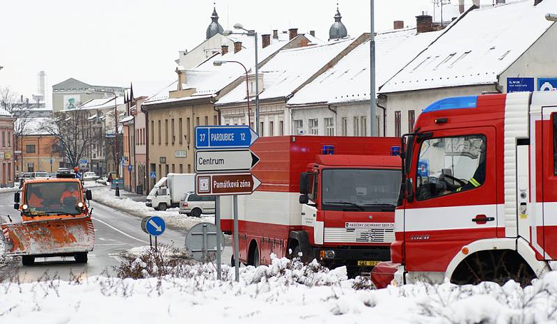 Hasiči v protichemických oblecích neutralizují kyselinu, která unikla  z barelu. Nádoba vypadla z kamionu u kruhového objezdu poblíž hotelu Bohemia v Chrudimi