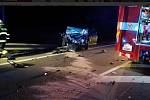 Nehoda autobusu a osobního vozidla zastavila v úterý večer provoz na silnici ve Slatiňanech u odbočky na Kunčí.