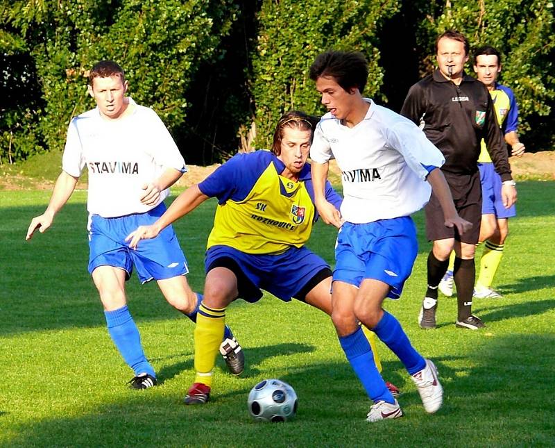 Z fotbalového utkání Rozhovice - Třemošnice 2:2.