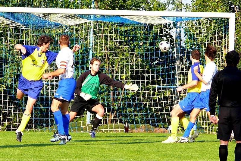 Z fotbalového utkání Rozhovice - Třemošnice 2:2.