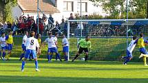 Z fotbalového utkání Rozhovice - Třemošnice 2:2.