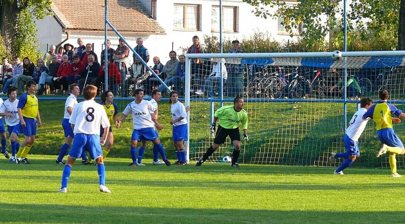 Z fotbalového utkání Rozhovice - Třemošnice 2:2.