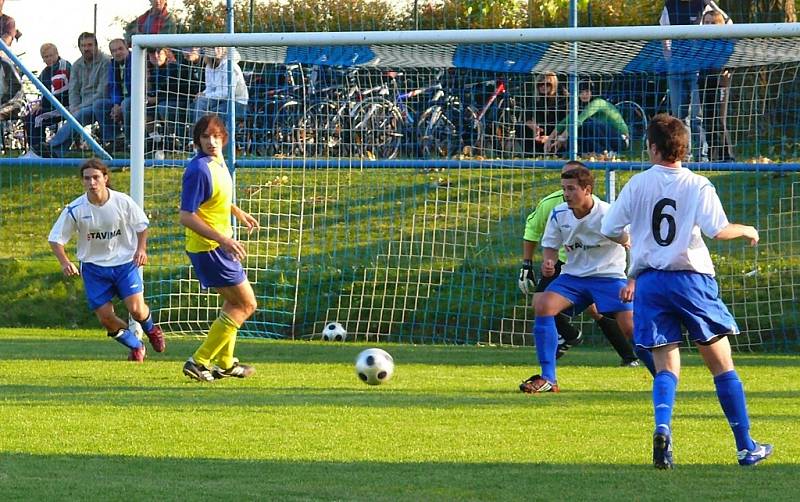 Z fotbalového utkání Rozhovice - Třemošnice 2:2.