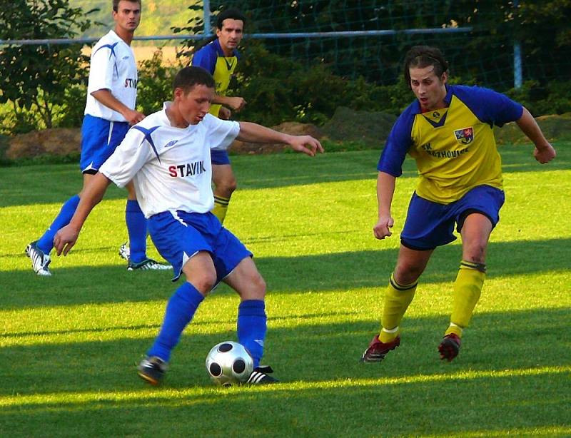 Z fotbalového utkání Rozhovice - Třemošnice 2:2.