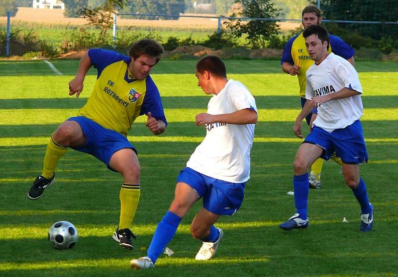 Z fotbalového utkání Rozhovice - Třemošnice 2:2.