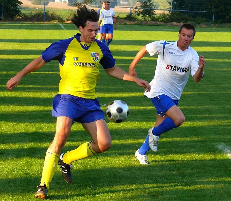 Z fotbalového utkání Rozhovice - Třemošnice 2:2.