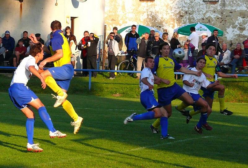 Z fotbalového utkání Rozhovice - Třemošnice 2:2.