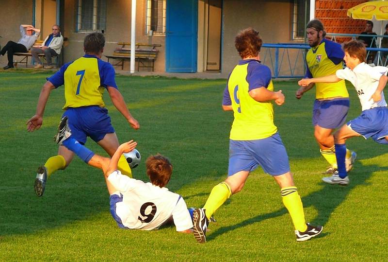 Z fotbalového utkání Rozhovice - Třemošnice 2:2.