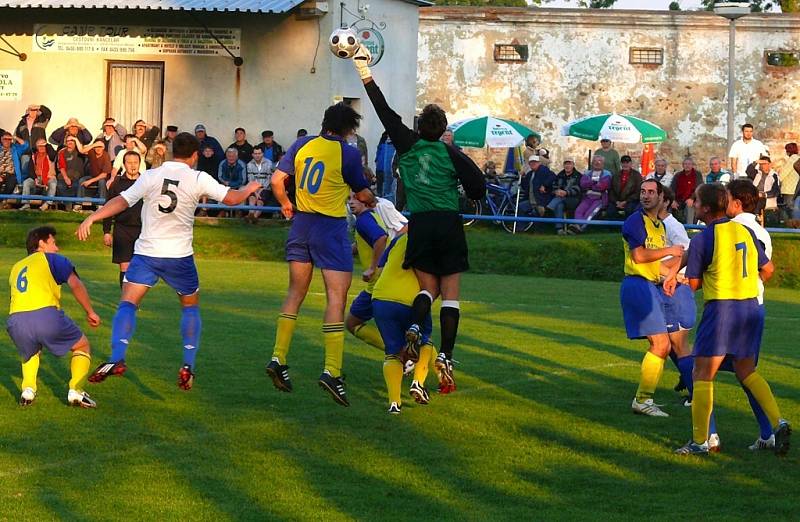 Z fotbalového utkání Rozhovice - Třemošnice 2:2.