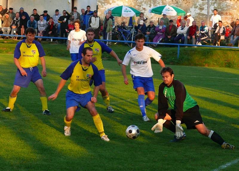 Z fotbalového utkání Rozhovice - Třemošnice 2:2.