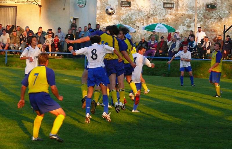 Z fotbalového utkání Rozhovice - Třemošnice 2:2.