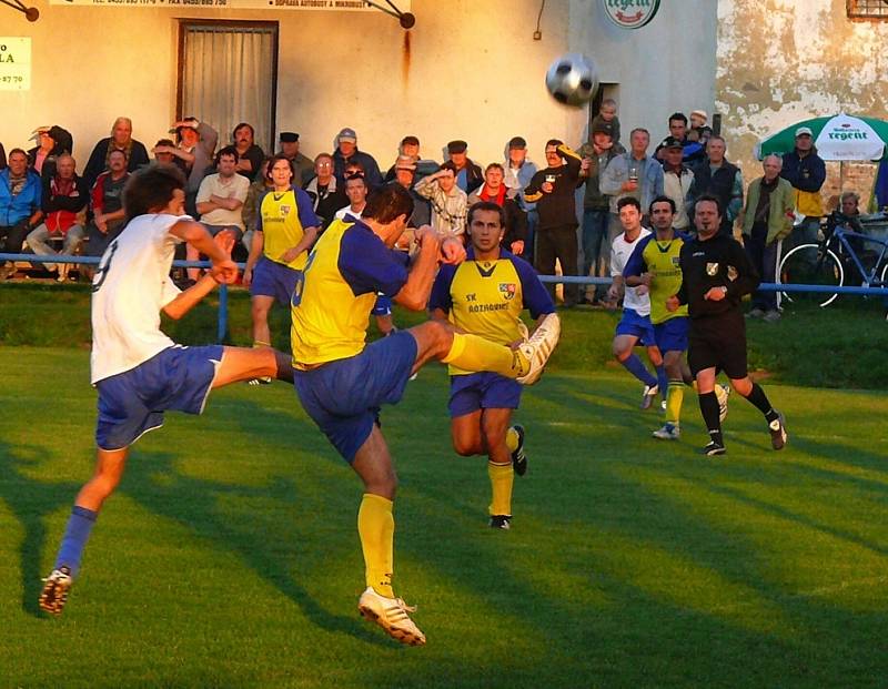 Z fotbalového utkání Rozhovice - Třemošnice 2:2.