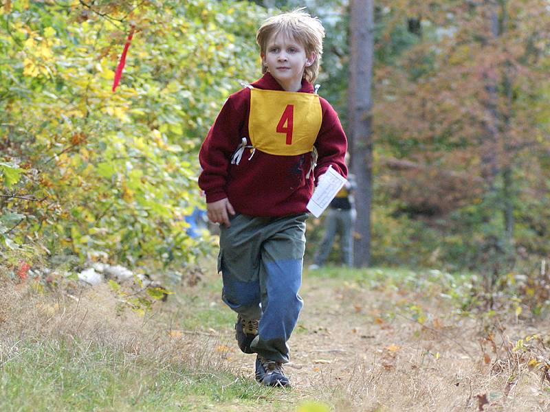 V Rabštejsné Lhotě děti závodily při tradičním posvícenském závodě.