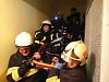 FOTO: Muže vytáhli z hořícího bytu v Hlinsku už téměř bez známek života