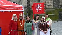 Pořadatelé byli odění do středověkých kostýmů. 