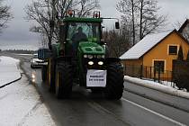 Z Nasavrk do Ždírce nad Doubravou vyrazily dva traktory s tarnsparenty, jely rychlostí zhruba 40 km/h a za nimi se tvořila kolona. Samotné zemědělské stroje překážející provozu na státovce I/37 však nijak nevybočovaly ze zdejšího každodenního koloritu