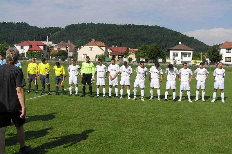 Třemošničtí fotbalisté slaví postup do krajského přeboru.