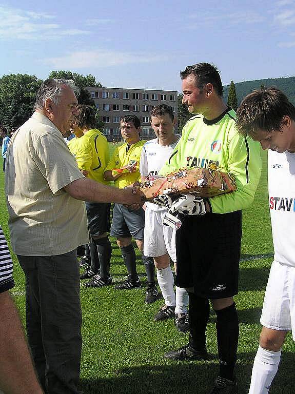 Třemošničtí fotbalisté slaví postup do krajského přeboru.