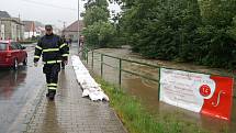 V Luži budují provizorní protipovodňové zábrany pomocí pytlů z pískem.