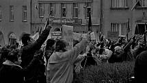 17. listopad 1989: Demonstranti v Hlinsku zaplnili celé náměstí.
