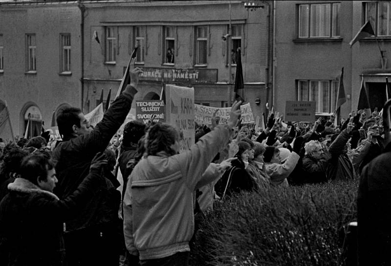 17. listopad 1989: Demonstranti v Hlinsku zaplnili celé náměstí.