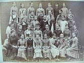 Na snímku pózují žákyně chrudimské dívčí měšťanky v roce 1880. 