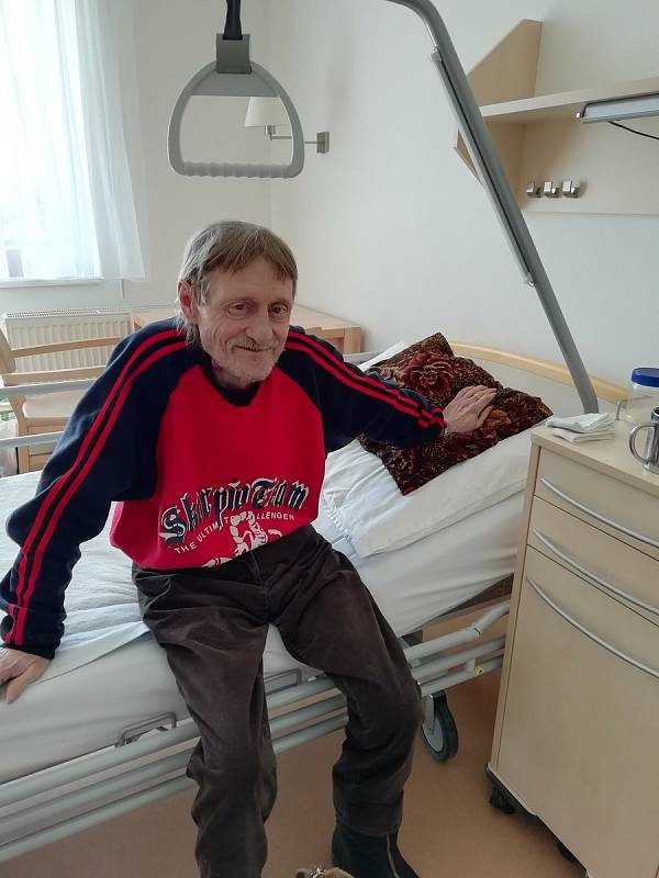 Nejznámější chrudimský bezdomovec Jiří Black Hromádko zemřel v červenci roku 2019. Dárci mu ve finanční sbírce umožnili důstojné dožití v hospicu.