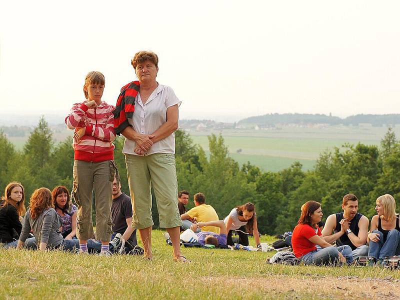 Okolí rozhledny Bára na Podhůře se změnilo v letní kino. Filmová noc nabídla hlavně snímky pro milovníky hororů.