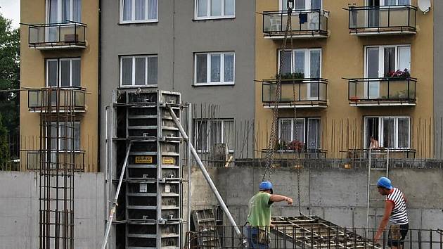 Stavba multifunkčního centra  v Hlinsku žije čilým stavebním ruchem. Zatím bylo nejnáročnější technicky propojit starý a nový objekt. Spodní voda dokonce zapříčinila úpravu projektu.