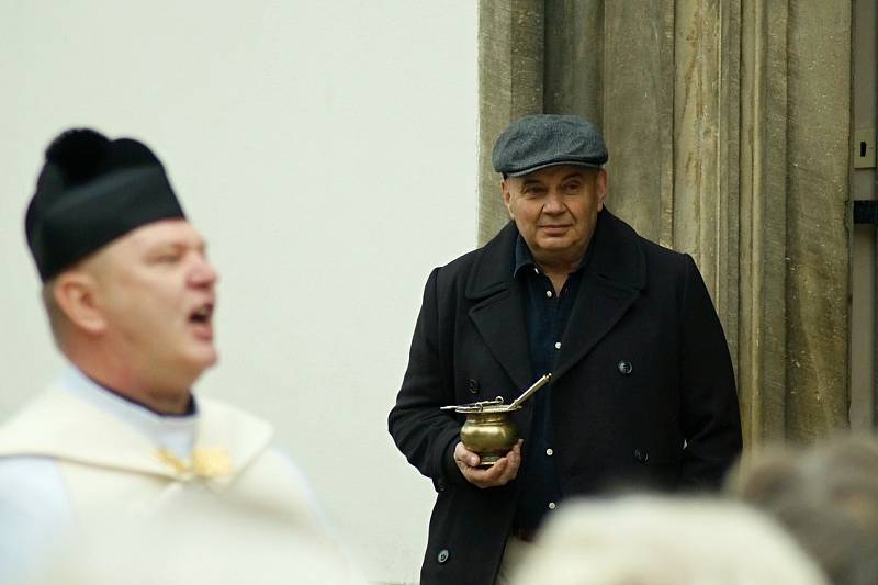 Spojit tradici hřebčína a místního kostela se jeví jako dobrý nápad.