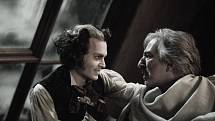 Johny Depp (vlevo) a Alan Rickman ve filmu Sweeney Todd: Ďábelský holič z Fleet Street režiséra Tima Burtona.