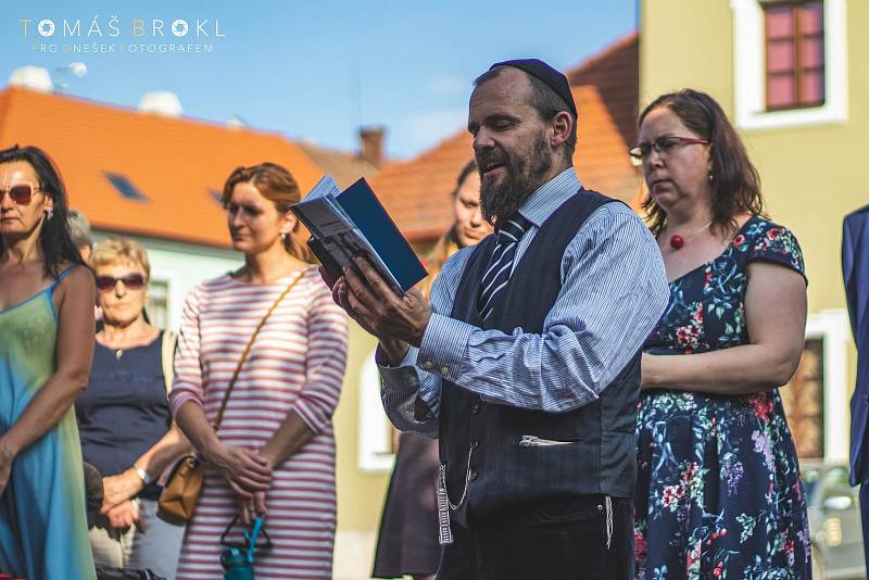 Kameny zmizelých jsou v Luži, rodišti Evy Liškové. Její rodina Polákových mezi nimi nechybí.