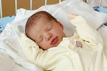 Adélka Jírová se narodila ve 23. 50 hodin s mírami 48 cm a 2, 8 kg.