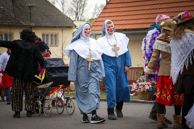 Po několika letech se obyvatelé Předhradí opět sešli, aby oslavili tradiční masopustní průvod