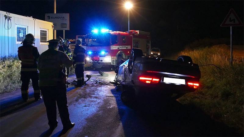 Na silnici mezi Chrudimí a Topolem, před mostem obchvatu havaroval v pondělí řidič v BMW. Po nehodě z místa utekl a policisté ho museli hledat po okolních polích.