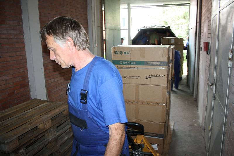 V pátek odpoledne dorazila zásilka do Hamzovy léčebny. Původně avizovaný milion roušek (viz jeden z dokumentů) byl snížen na 420 tisíc plus další materiál