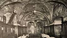Velký sál hostince Na Fortně v přízemí Ceregettiho domu čp. 43/I v roce 1930.