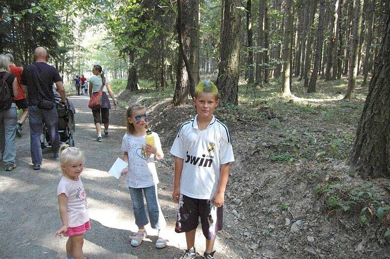 Rodinné kočárkování u rozhledny Bára v Chrudimi se letos opravdu vydařilo.